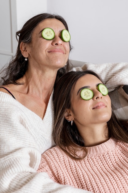 Mom and daughter with eyes mask | Free Photo