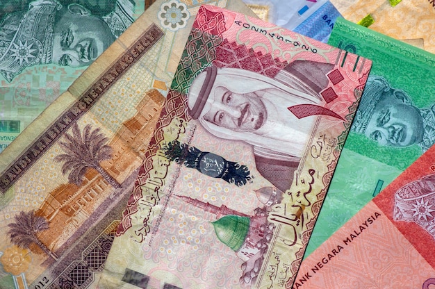 お金、背景のリンギットマレーシアとサウジアラビアリヤルの紙幣。ビジネス、金融、経済、投資の概念。 | プレミアム写真