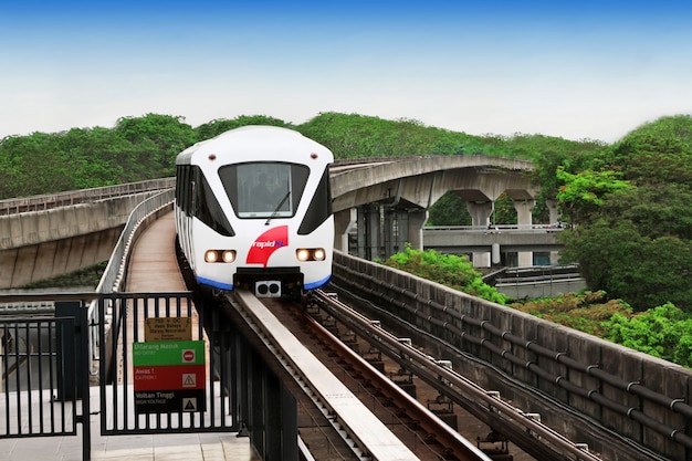 monorail train 78361 1131 - Penasaran Berapa Biaya Hidup di Malaysia? Simak Penjelasan Berikut Ini!