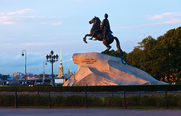 Скульптура петра первого в петропавловской крепости фото