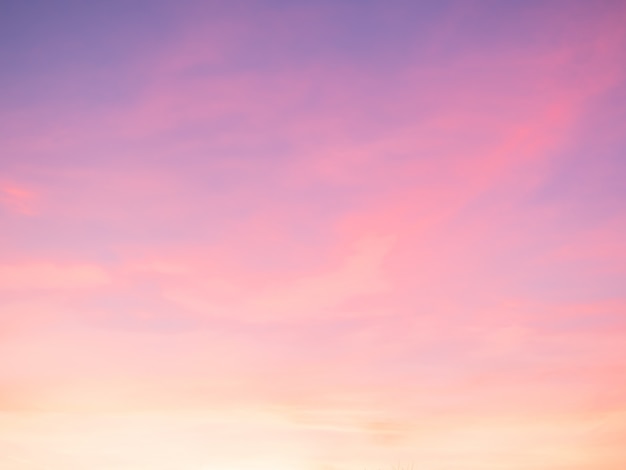 長いシャッターで不機嫌そうなピンク 紫の雲夕焼け空 雄大な夕暮れ カラフルな日光と夕方の夕焼け空の薄明 パステルカラー 抽象的な自然の背景 プレミアム写真