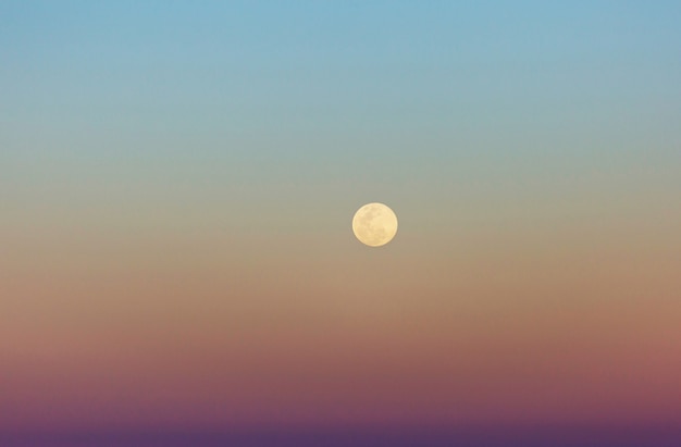 暗い空の背景に月 プレミアム写真