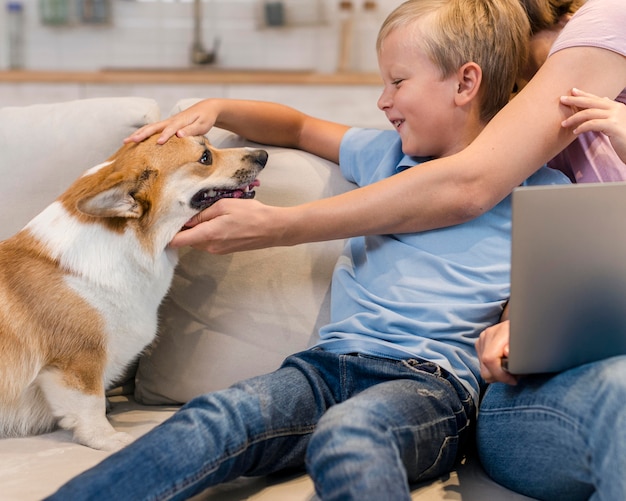 母と息子の家族の犬をかわいがる 無料の写真