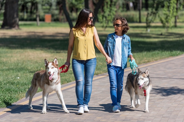 母と公園で犬の散歩の歌 プレミアム写真