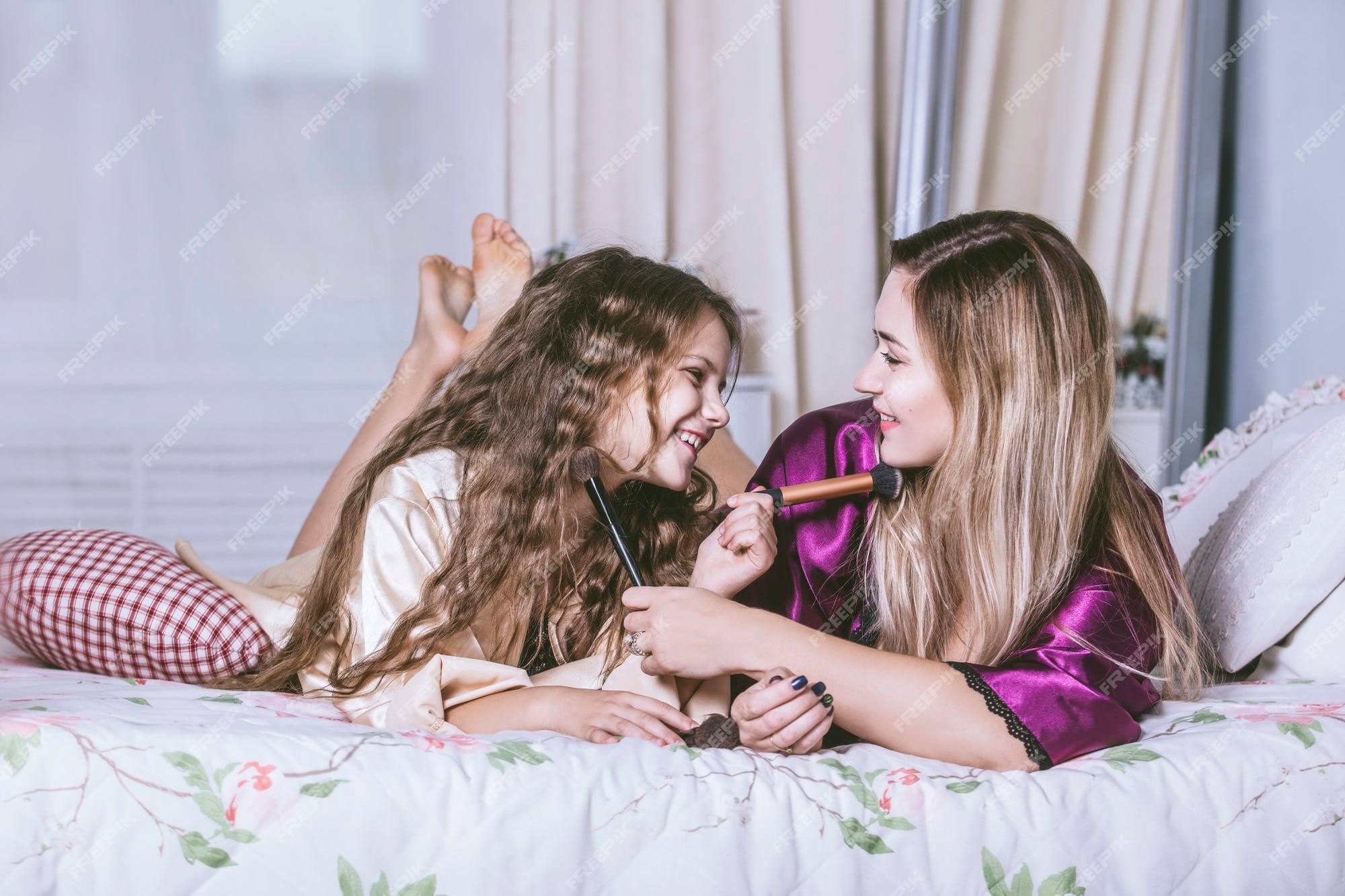 premium-photo-mother-and-daughter-alone-at-home-beautiful