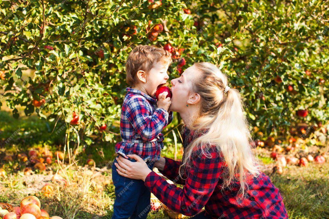 premium-photo-mother-and-daughter-are-bite-an-apple-at-one-time