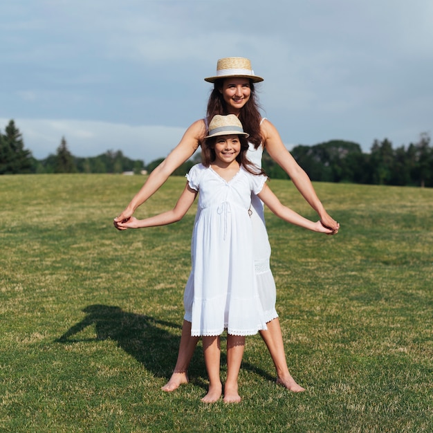 Madre E Figlia Che Si Tengono Per Mano All Aperto Foto Gratis