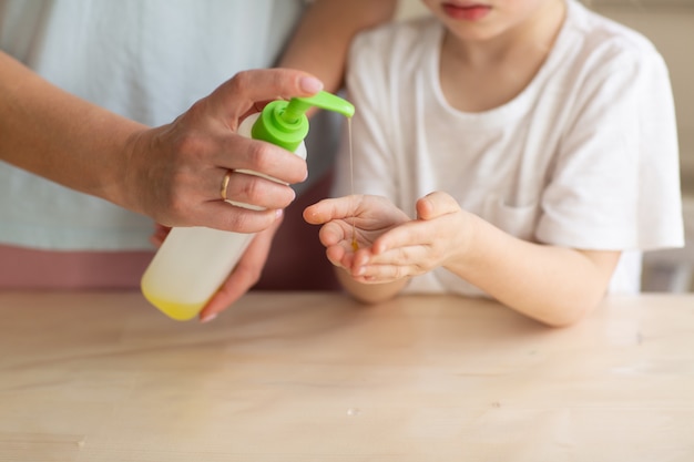 Premium Photo Mother and her daughter washing hands with soap photo