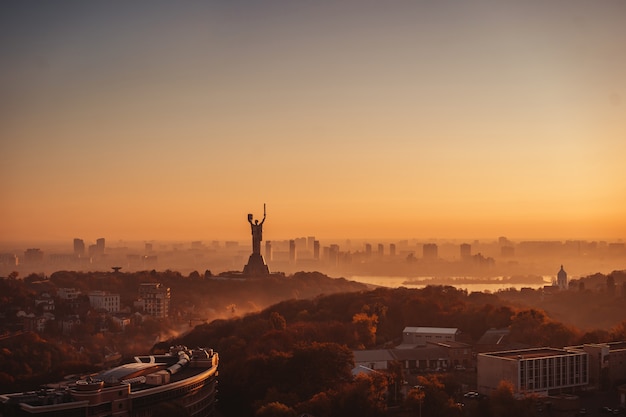 日没時の母祖国記念碑 ウクライナ キエフ 無料の写真