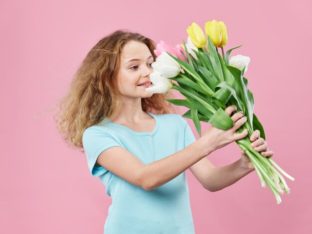 母の日 花でポーズをとる子供を持つ若い女性 女性の日と母の日への贈り物 プレミアム写真