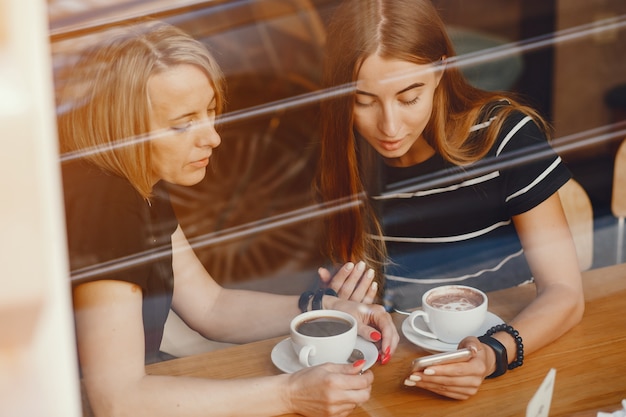 Mother with daughter in a cafe Free Photo