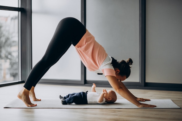 Mother with little baby boy practice yoga Free Photo, tehotenstvo, chudnutie, pôrod, chudnutie po pôrode