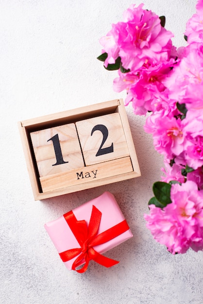 Premium Photo Mothers day concept with calendar and flowers