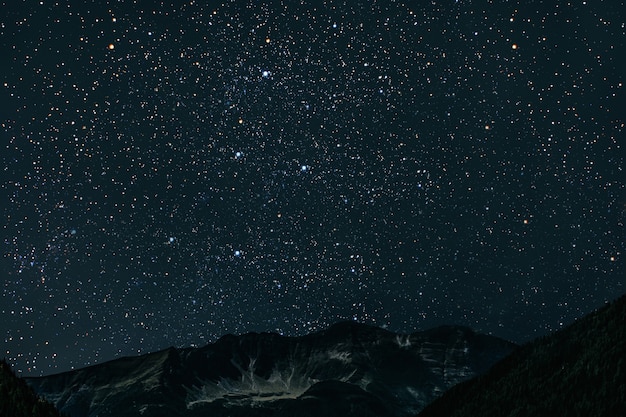 山 星と月と雲と夜の空 プレミアム写真