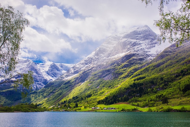 雪の山の峰 絵のような風景 ノルウェーのフィヨルド 自然な壁紙 山のスカンジナビアの風景 春の背景 プレミアム写真