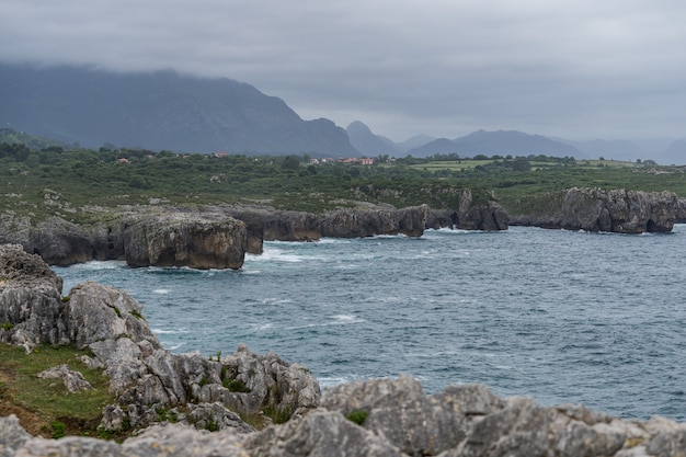 スペイン アストゥリアスの北海岸線の山と海の風景 プレミアム写真