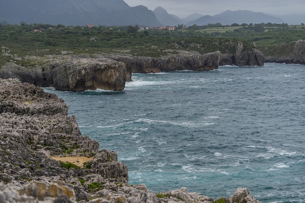 スペイン アストゥリアスの北海岸線の山と海の風景 プレミアム写真