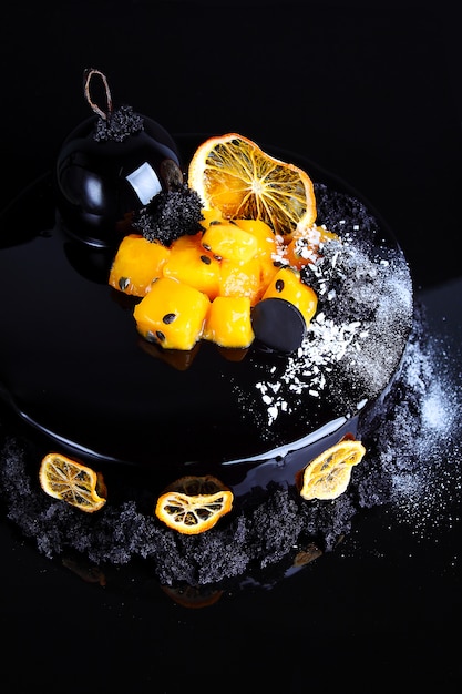 パッションフルーツとマンゴーとブラックチョコレート艶出しのムースケーキ プレミアム写真