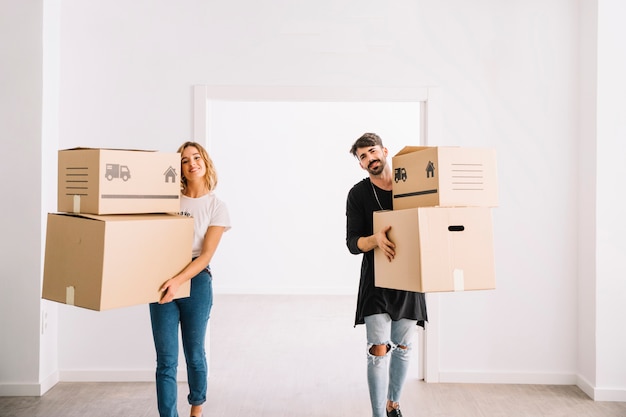 Moving concept with couple carrying packages Free Photo