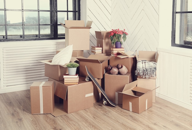 Moving home with cardboard boxes | Free Photo