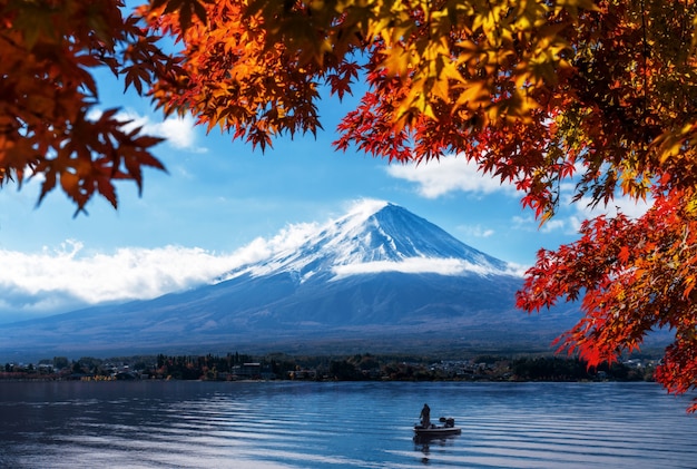河口湖から秋の景色を望む富士山 プレミアム写真