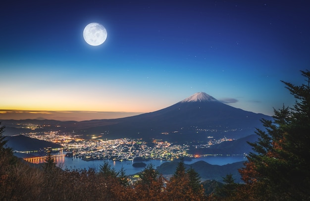 山日本の富士河口湖の紅葉と日の出の満月と河口湖の上の富士 プレミアム写真