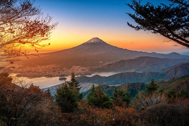 山富士河口湖の日の出で紅葉と川口湖の上の富士 プレミアム写真