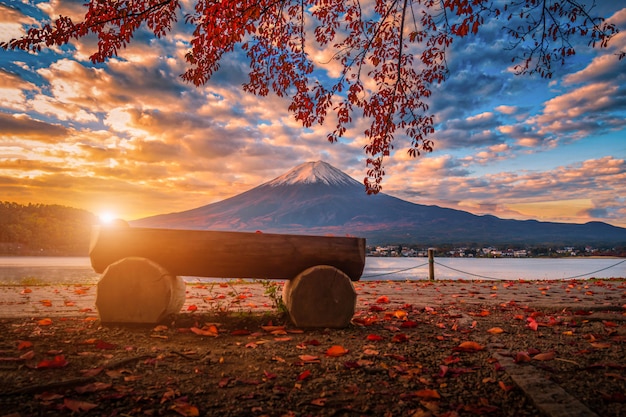 山日本の富士河口湖の日の出の紅葉と河口湖の富士 プレミアム写真