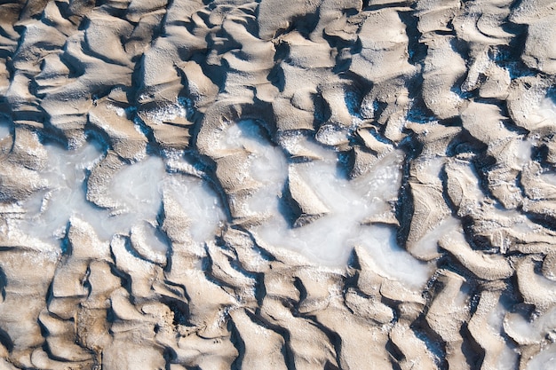 波と泥のテクスチャ 自然の中の泥を癒します 塩の背景 プレミアム写真