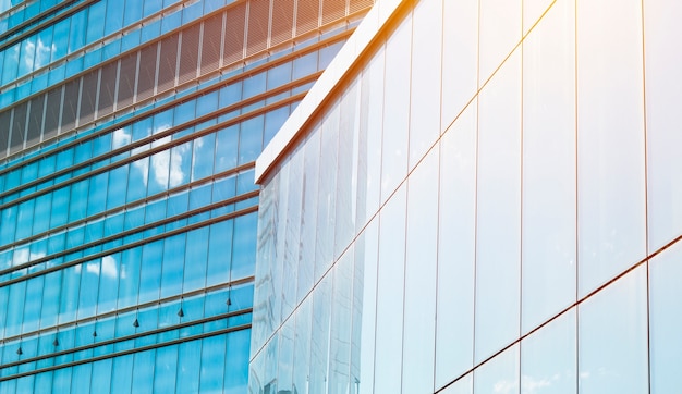 A multi-storey house with glass windows. | Premium Photo