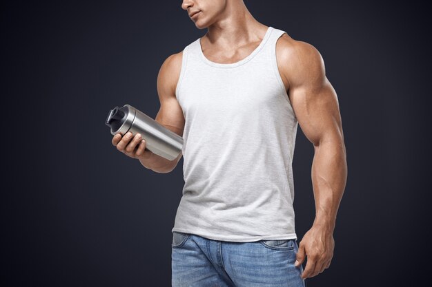muscular-fitness-male-holding-protein-shake-bottle_147765-58.jpg (626×417)