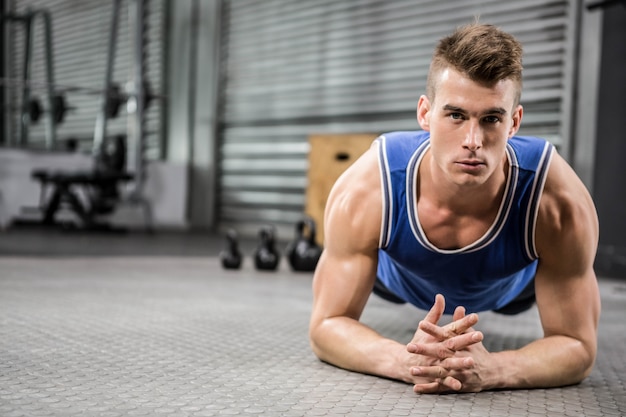 Premium Photo Muscular Man Planking At The Crossfit Gym