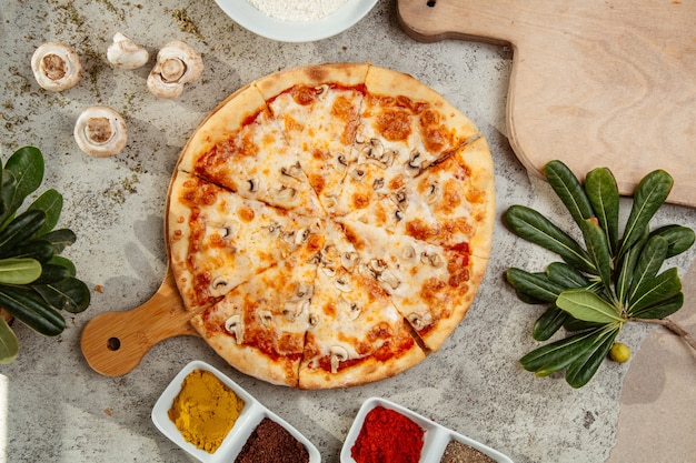 Фото пицца на столе дома домашняя