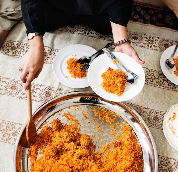 Muslim family having dinner on the floor Free Photo