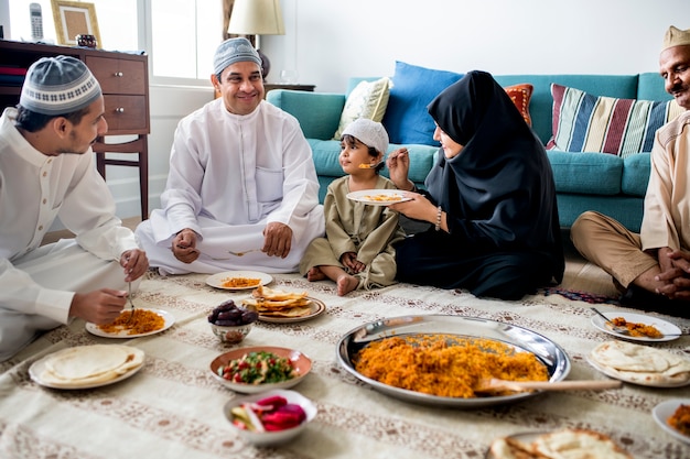 イスラム教徒の家族は床に夕食を食べる プレミアム写真