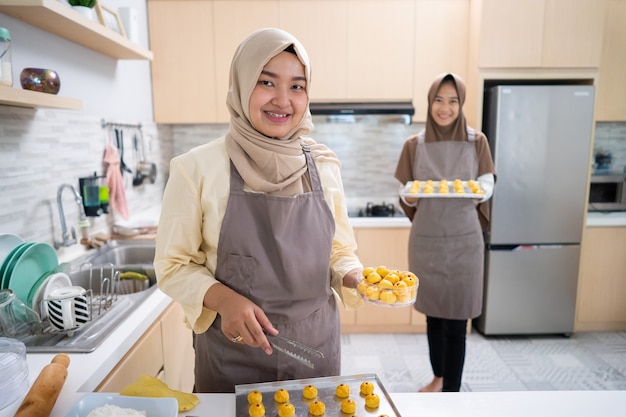 Premium Photo Muslim Small Business Owner Making Homemade Nastar