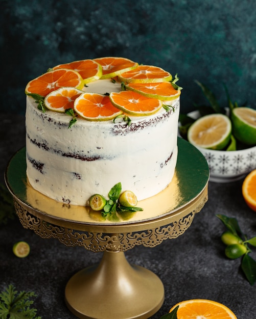 上のオレンジスライスと裸のケーキ 無料の写真