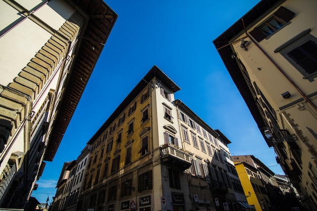 イタリア トスカーナ フィレンツェの狭い通り フィレンツェの建築とランドマーク 居心地の良いフィレンツェの街並み 無料の写真