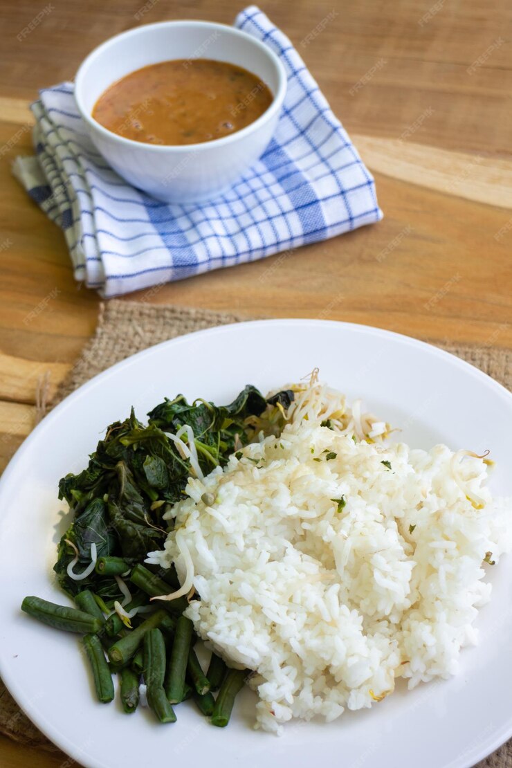 나시 페셀. 야채 샐러드, 땅콩 드레싱, 템페, 빈커드, 크래커를 곁들인 찐 쌀의 전통적인 자바 쌀 요리. | 프리미엄 사진