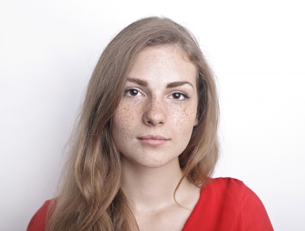 Natural beauty with freckles | Premium Photo