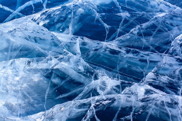 明るい白い亀裂のある透明な澄んだ氷の自然な風合い プレミアム写真