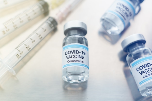 Needles and syringes in the tray for prevention and treatment from coronavirus infection Premium Photo