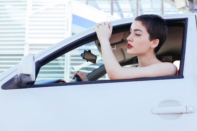 初めて車を運転する神経質な女性 プレミアム写真