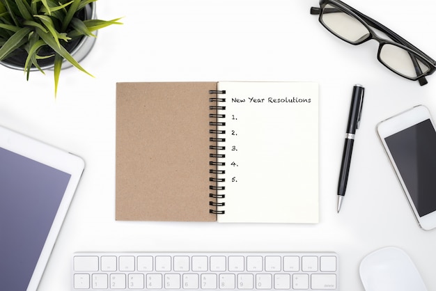 New year resolutions concept with white desk Free Photo