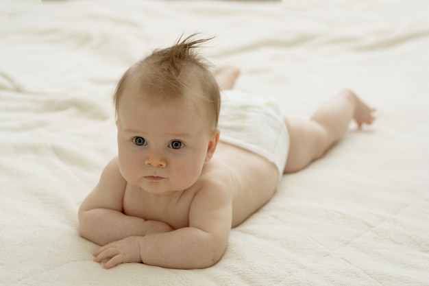 おなかの新生児4ヶ月歳の赤ちゃん プレミアム写真