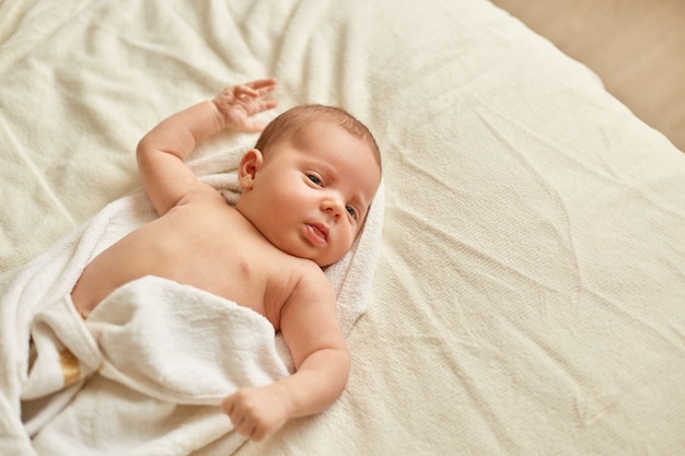 Новорожденный ребенок упал с кровати на пол