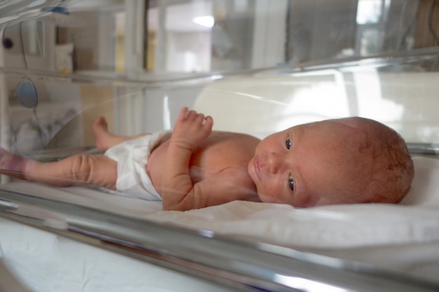 生まれたばかりの赤ちゃんが病院で点滴にあります プレミアム写真