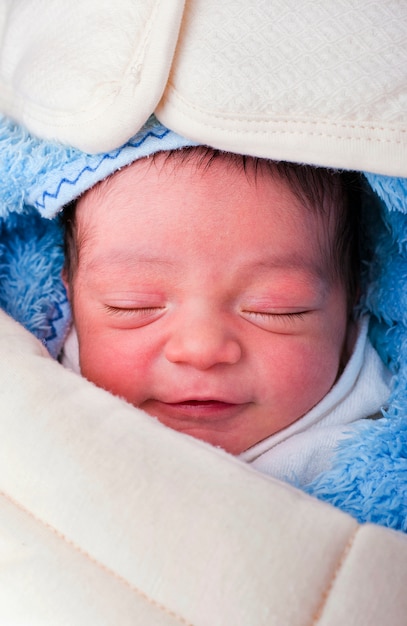 生まれたばかりの赤ちゃんの眠い笑顔 プレミアム写真