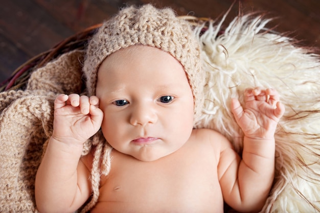 目を開けて生まれたばかりの赤ちゃん 日齢のかわいい新生児の肖像画 プレミアム写真