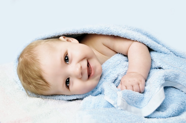 Newborn child relaxing in bed after bath or shower. Premium Photo